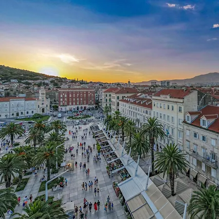 Dalmatian Cottage, Pedestrian Zone Split